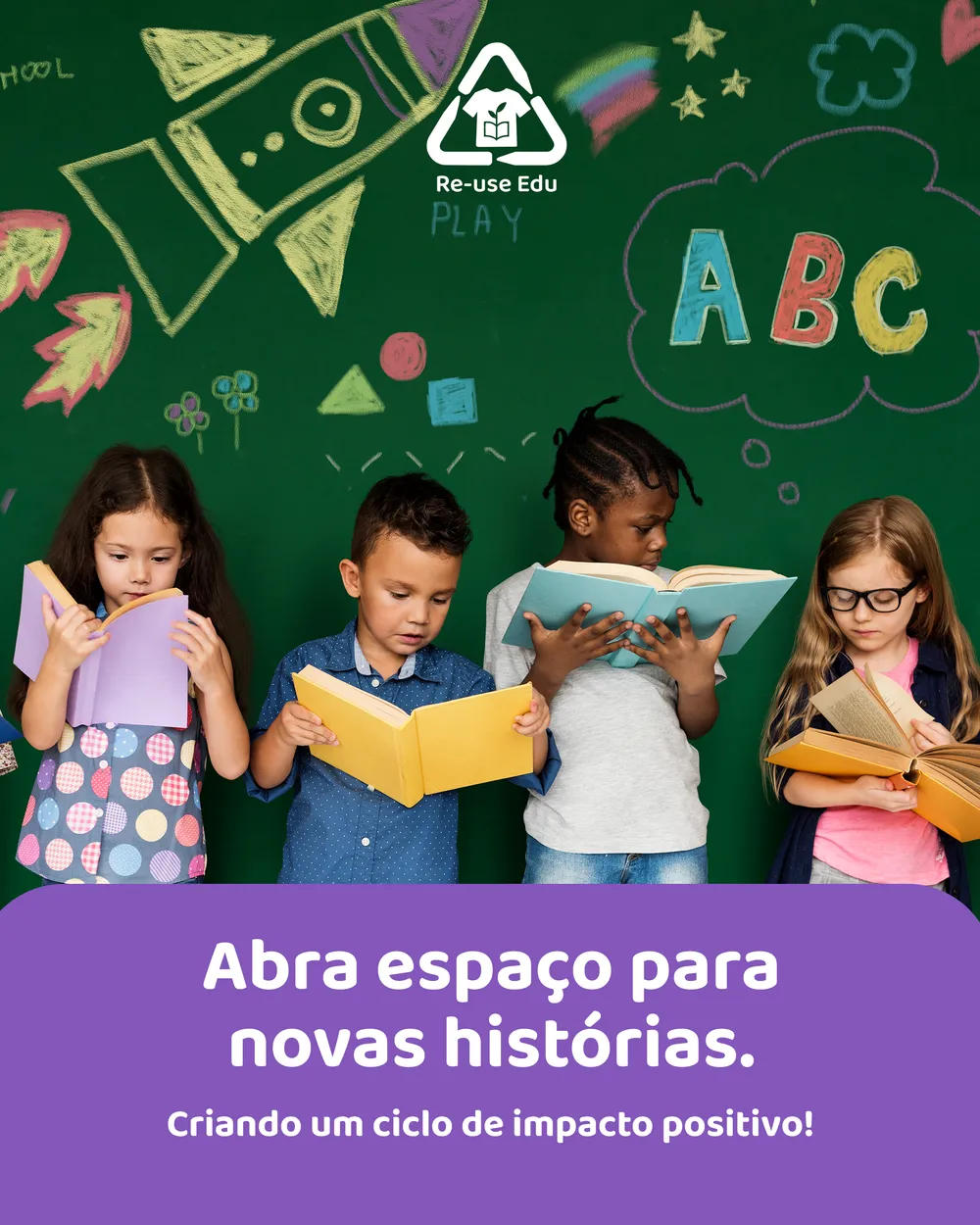 Abra espaço para novas histórias. Criando um ciclo de impacto positivo! Quatro crianças lado a lado lendo livros diante de um quadro-negro com desenhos coloridos